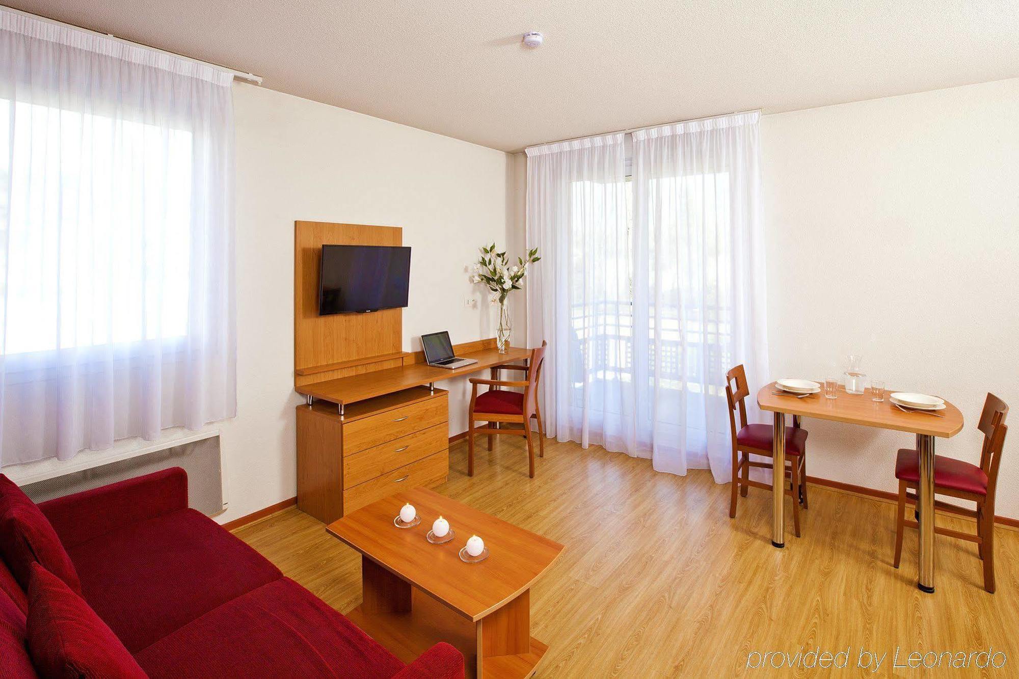 Aparthotel Sejours & Affaires Geneve Saint Genis Exterior foto